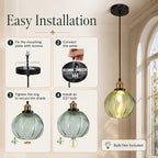 Suspension globe en verre vert nervuré, douille couleur laiton