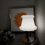 Lampe de chevet en verre opalin blanc sur pied chromé, USB