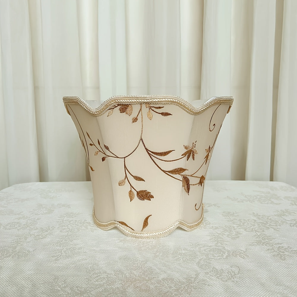 Abat-jour brodé crème à bord festonné et galon tressé, Ø 30 cm