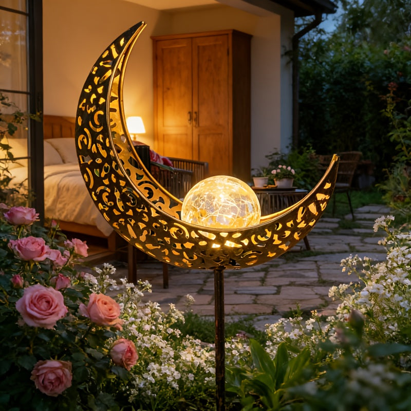 Lune solaire en métal ajouré sur piquet, globe de verre craquelé