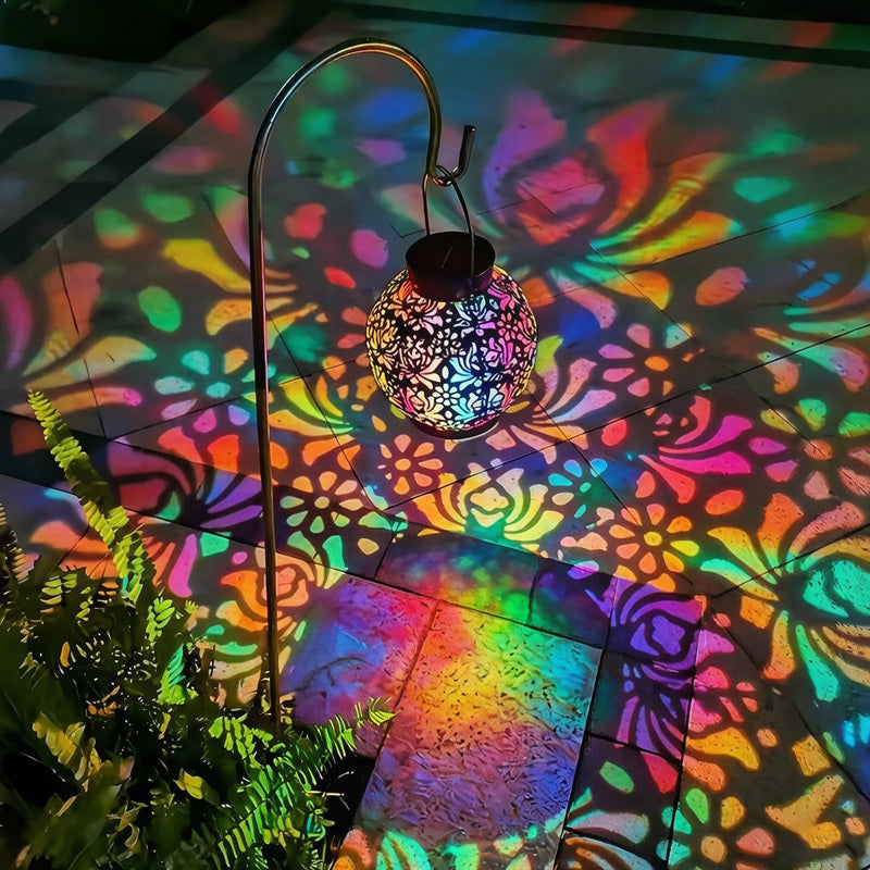 Lanterne solaire boule ajourée finition laiton ou noire, lumière RVB