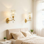 Lot de 2 appliques murales dorées à prismes de cristal et volute