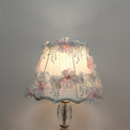 Abat-jour plissé blanc orné de fleurs roses et de dentelle, Ø 28 cm